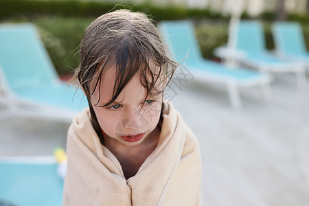 游泳池边湿冻的冰冻儿童 被毛巾覆盖闲暇孩子蓝色运动家庭海滩低温孩子们假期女孩图片