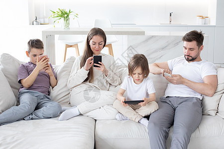 家里有智能手机的家庭图片