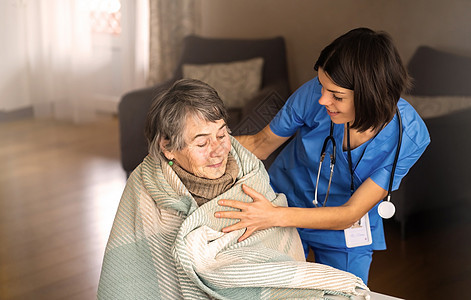 快乐的退休妇女 以及医生和病人之间的信任药品轮椅祖母帮助康复治疗人员女性疾病护士图片