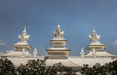 在清莱著名的白殿雕塑建筑旅行佛像风格天空信仰文化寺庙装饰佛教徒图片