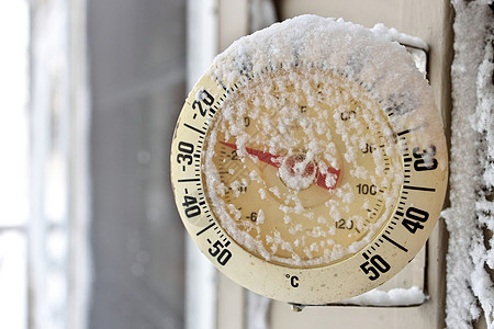 在寒冷寒冷的冬天 温度计上 冰冷的冬日冰镇天气温度圆圈环境气候季节指标测量冻结图片