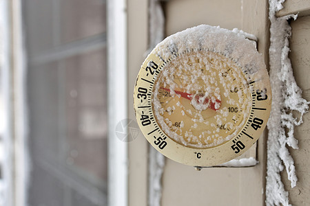 在寒冷寒冷的冬天 温度计上 冰冷的冬日圆圈摄氏度冰镇玻璃气候冻结气象测量指标季节图片