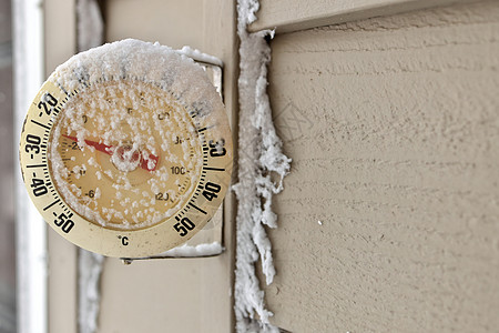 在寒冷寒冷的冬天 温度计上 冰冷的冬日天气温度测量玻璃圆圈环境指标冰镇气候预报图片