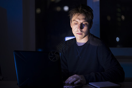 男人晚上在笔记本电脑上工作互联网监视器男性商业网络办公室学习窗户商务键盘图片