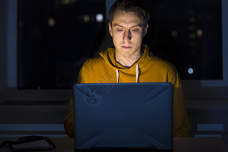 男人晚上在笔记本电脑上工作客户键盘互联网房间商业技术成功办公室人士商务图片