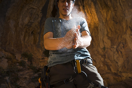 一个人的手 与镁粉密的人男性粉末爱好工具训练巨石绳索晴天冒险挑战图片
