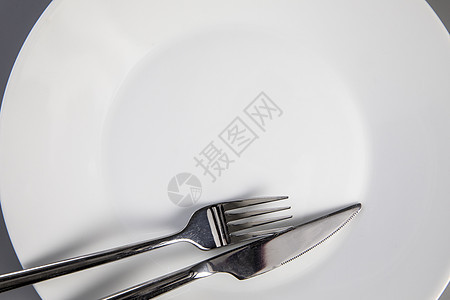 灰色背景上带叉子和刀的空板 用于复制空间 食物和健康饮食概念的最高视图用餐用具制品工作室桌子勺子餐厅晚餐刀具餐具图片