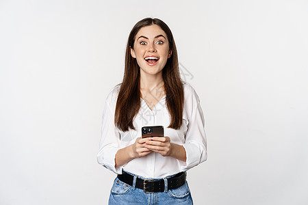 带智能手机的年轻女性微笑着看着相机 使用手机应用程序 蜂窝技术和在线购物概念 白色背景商业顾问企业家办公室细胞女孩人士网络商务经图片