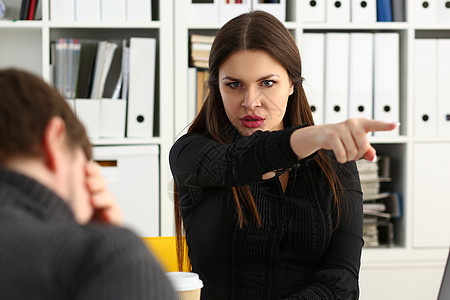 攻击性的女性老板指着手往外走 解雇了伤感的雇员雇主压力危机挫折辞职失业释放就业员工出口图片
