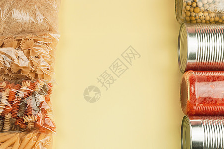 黄色背景顶视图中的一组产品 包括面食 米饭 饼干 番茄酱 豌豆和罐头食品 送餐 捐赠理念 检疫食品供应 复制空间必需品杂货店盒子图片