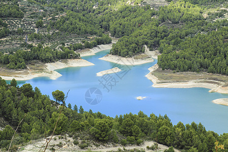 Guadalest村沼泽地 四周有植被和山丘蓝色山沟松树猎物环境高度农村水库山脉山坡图片