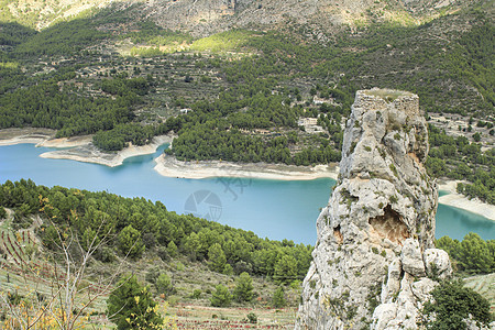 Guadalest村周围有植被和城堡高度森林山脉沼泽环境石头松树农村山坡小屋图片