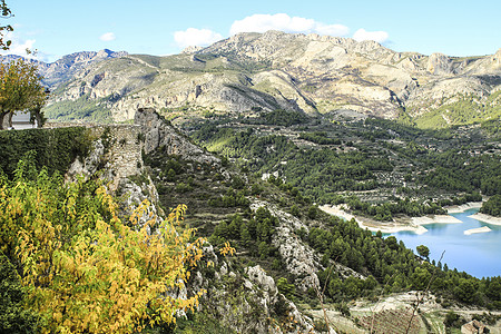 Guadalest村周围有植被和城堡石头农村山坡村庄环境树木山脉岩石水库沼泽图片