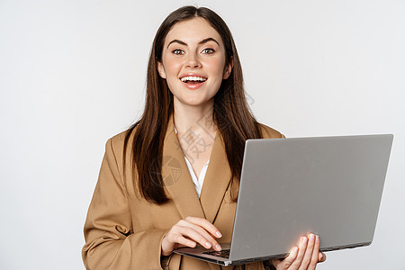 利用笔记本电脑工作 微笑和寻找自信 白种背景的公司妇女的肖像女孩工人顾问房地产职业办公室学生成人管理人员技术图片