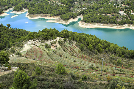 Guadalest村沼泽地 四周有植被和山丘裙子波峰山沟松树村庄森林岩石树木地理生态图片