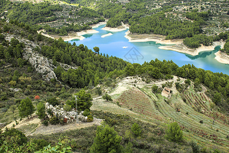 Guadalest村沼泽地 四周有植被和山丘生态森林山脉社区岩石高度山坡水库猎物农村图片