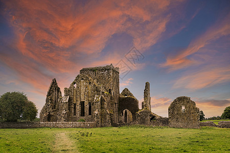 日落时 霍勒修道院的废墟满是红云图片