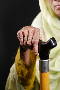 高龄妇女手握拐杖生活长老老年康复女性希望背景图片