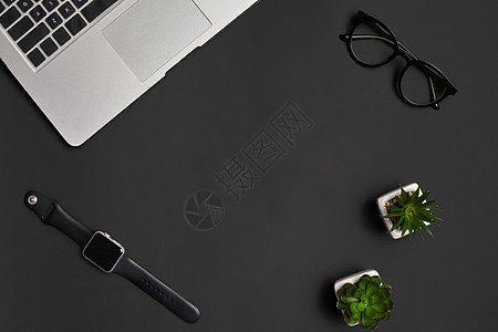 金属笔记本或笔记本电脑 眼镜 智能手表和黑色工作室背景下白色花盆中的两个绿色多肉植物 特写 复制空间互联网工具时间桌面小样办公室图片