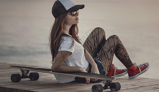 斯卡特女孩滑板青年乐趣青少年女性海岸拉丁运动街道木板图片