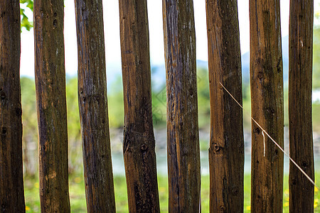 紧贴照片     旧木栅栏柱杆 春地和河背景模糊图片