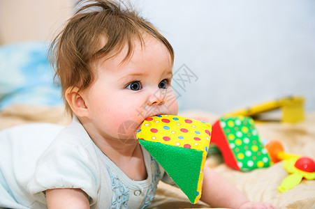 闪闪发亮的双眼可爱女婴的肖像庆典童年厨房女性孩子家庭快乐女士女孩女孩们背景图片