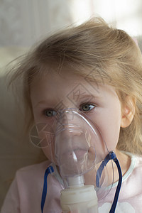 吸入止咳药的小女孩 白人金发女孩吸入含有止咳药物的夫妇面具童年空气医院喷雾器哮喘治疗疾病卫生保健图片