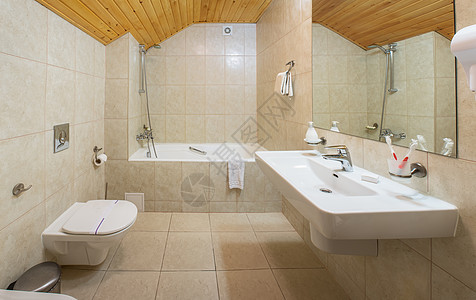 配有墙洪厕所 洗浴盆和浸泡浴缸的功能浴室图片