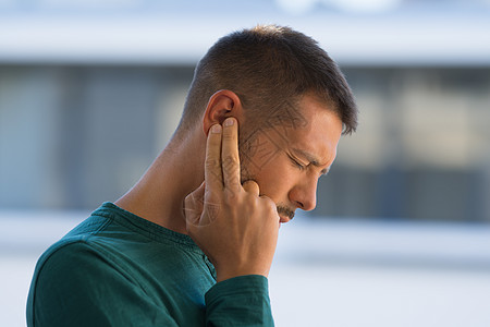 戴耳鸣的人 因耳痛或耳痛而抚摸耳朵的人图片