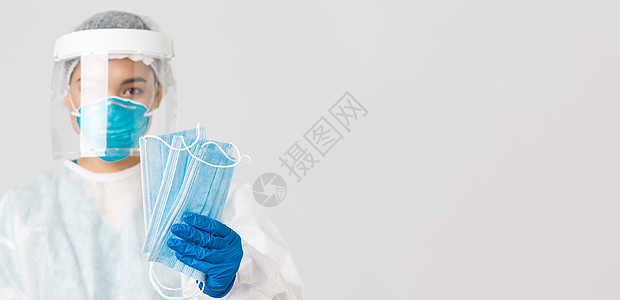 Covid19 冠状病毒病 医护人员的概念 身着个人防护装备的亚洲女医生特写为患者提供医用口罩以确保安全 白色背景疾病面罩护士专图片