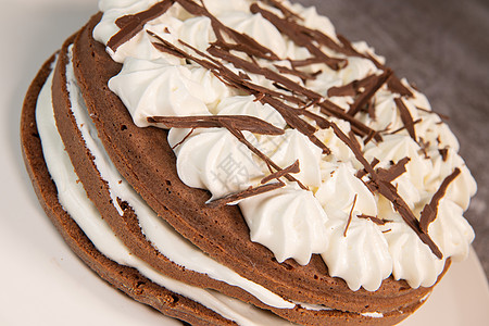 蛋糕 整个圆圆黑森林 孤立的黑色森林 烤货品樱桃奶油巧克力设计 在白盘上婚礼饼干面包卡片糕点刨花酒精文化庆典生日图片