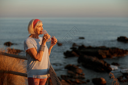 具有吸引力的女性养恤金领取者在户外呼吸新鲜空气瓶子海岸活动闲暇运动装老年预防环境身体活力图片