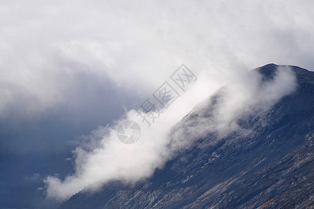 云中高山冒险爬坡顶峰首脑天空旅游薄雾石头远足黑与白图片