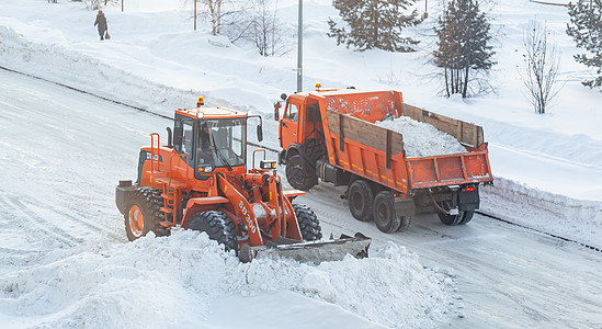 清扫和清理城市道路 以摆脱冬季的积雪司机工作行动清洁工装载机暴风雪打扫运输卡车刮刀图片