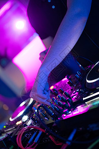 Dj在聚会节上与背景中的光和烟混合     夜里迪斯科俱乐部的夏夜观赏耳机混合器摄影舞蹈展示激光控制节日音乐家骑师图片