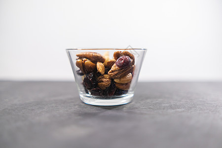 黑面上一小类新鲜坚果花生营养杯子摄影种子榛子桌子玻璃饮食静物图片