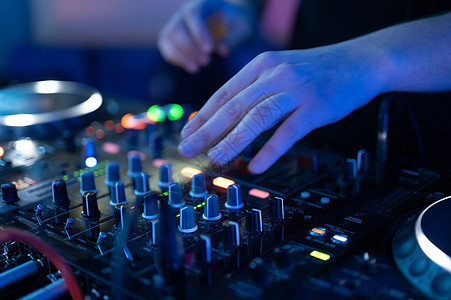 在夜总会迪斯科党的Dj Mixer主计长办公室 DJ手触摸按钮和幻灯片播放电子音乐技术聚会节日骑师光盘播音员乐器控制音乐会派对图片