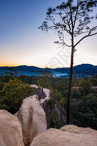 泰国北部日落时的 Pai 峡谷 游客们在 Pai 峡谷或 Kong Lan 欣赏美丽的日落冒险农村石头环境风景悬崖国家爬坡旅游土图片