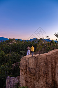 泰国北部日落时的 Pai 峡谷 游客们在 Pai 峡谷或 Kong Lan 欣赏美丽的日落森林热带农村旅游岩石旅行悬崖爬坡风景石图片