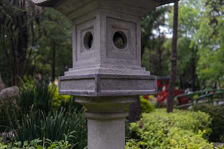 在公园传统日本石雕吸引力叶子柱子花园建筑学石头衬套地标旅行庭园图片