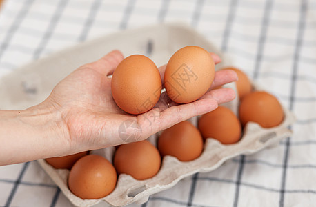 一个大纸板袋空空的细胞中 有几个棕蛋家禽产品生食蛋壳农场早餐动物健康饮食盒子包装图片