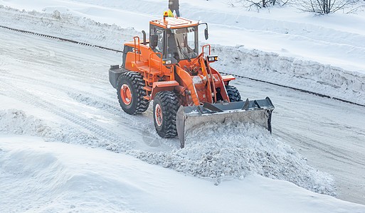 清扫和清理城市道路 以摆脱冬季的积雪降雪街道推土机清洁工车轮装载机卡车刮刀打扫运输图片