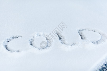 冷冻的车屏幕上写着寒冷这个词暴风雪雪花汽车蓝色窗户季节挡风玻璃玻璃天气降雪图片