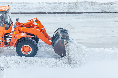 清扫和清理城市道路 以摆脱冬季的积雪车轮推土机机器服务打扫降雪行动运输街道卡车图片