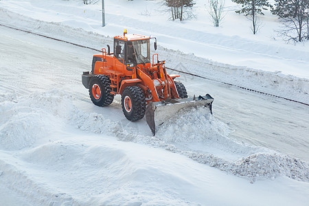 清扫和清理城市道路 以摆脱冬季的积雪运输行动暴风雪打扫车辆司机工作降雪雪堆卡车图片