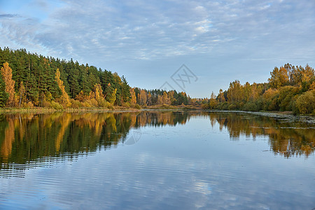 秋天时在湖中映像反射图片