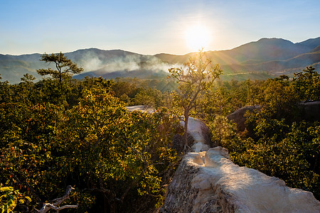 泰国北部日落时的 Pai 峡谷 游客们在 Pai 峡谷或 Kong Lan 欣赏美丽的日落地标风景天空岩石悬崖公园环境石头国家蓝图片