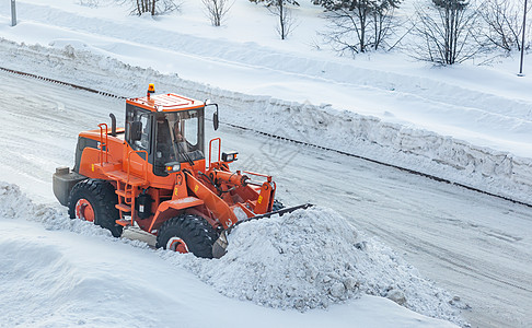 清扫和清理城市道路 以摆脱冬季的积雪卡车街道推土机工作清洁工挖掘机暴风雪拖拉机打扫运输图片