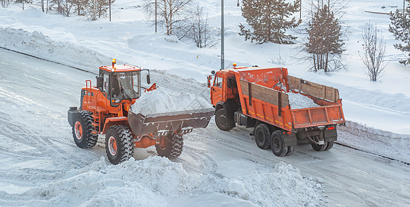 清扫和清理城市道路 以摆脱冬季的积雪运输装载机推土机卡车街道司机车辆清洁工服务拖拉机图片