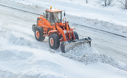 清扫和清理城市道路 以摆脱冬季的积雪推土机打扫刮刀清洁工机器司机卡车雪堆工作橙子图片